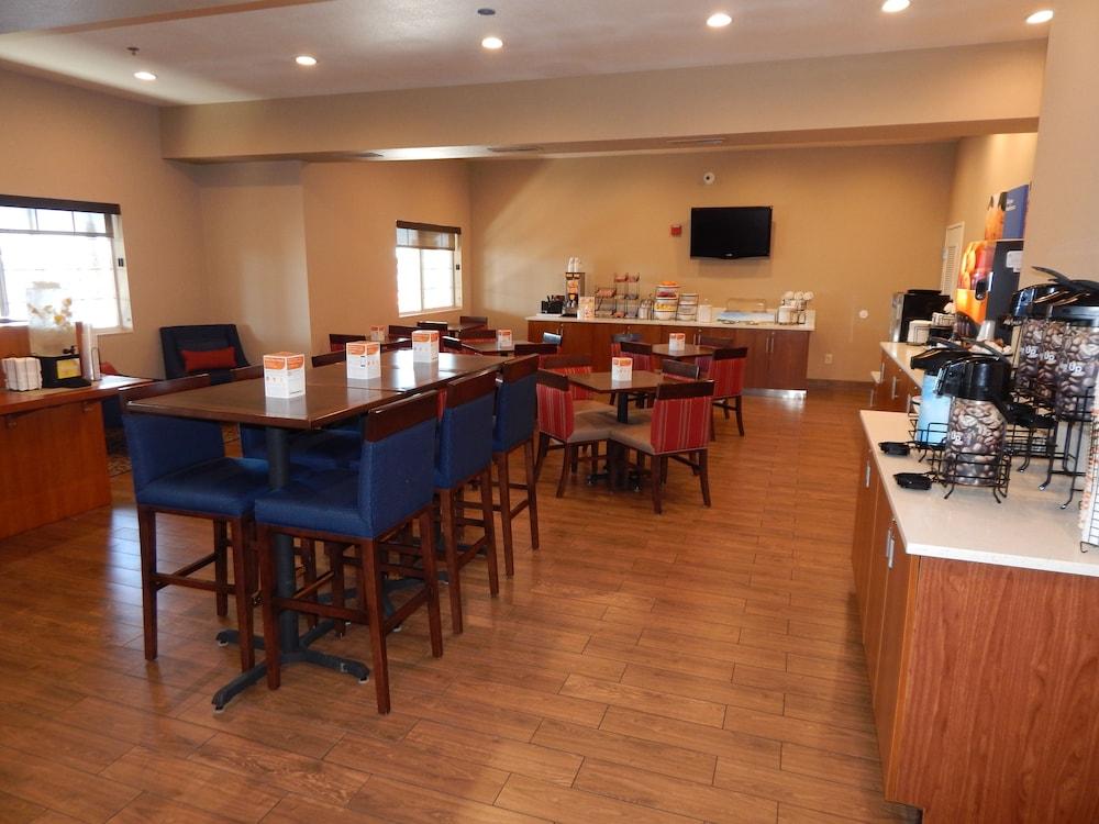 拉斯库司梅斯拉凯富套房酒店 拉斯克鲁塞斯 外观 照片